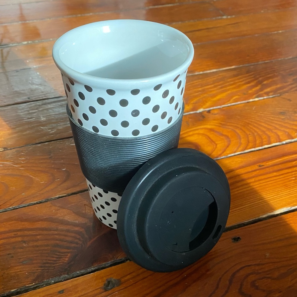California Pantry Coffee or Tea 16oz Mug w/ Silicone Lid Black & White Polka Dot